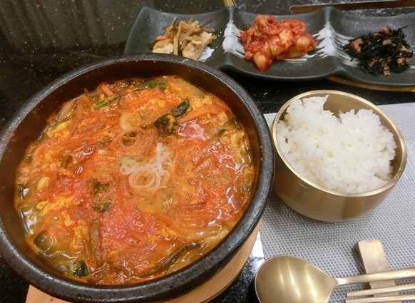 麻布十番 韓国料理「韓日館」ランチ ユッケジャンスープ定食