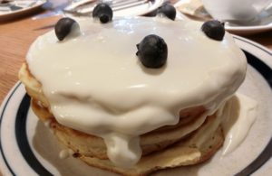 渋谷 グロリアス チェーン カフェ クリームチーズ＆ブルーベリーパンケーキ