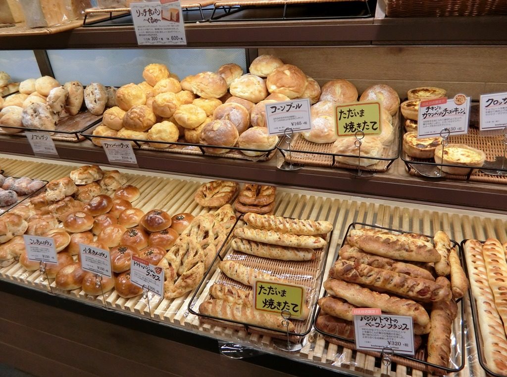 東京ミッドタウン日比谷「boulangerie Bonheur ブーランジェリー ボヌール」店内パン棚