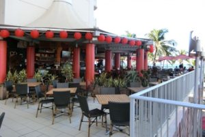 ハワイ アストン ワイキキビーチホテル「Tiki's Grill & Bar ティキズ グリル＆バー」テラス席