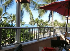 ハワイ アストン ワイキキビーチホテル「Tiki's Grill & Bar ティキズ グリル＆バー」テラス海側席 眺望