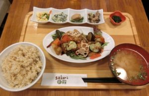 六本木ヒルズ sakura食堂 豚肉と根菜の黒酢バルサミコ定食
