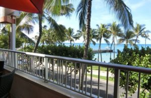 ハワイ アストン ワイキキビーチホテル「Tiki's Grill & Bar ティキズ グリル＆バー」テラス海側席 眺望